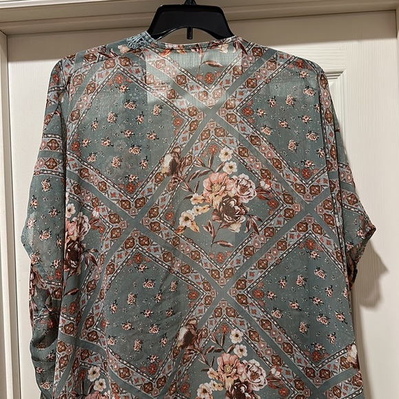 Beautiful Ladies Sheer Cover Top - Picture 5 of 6